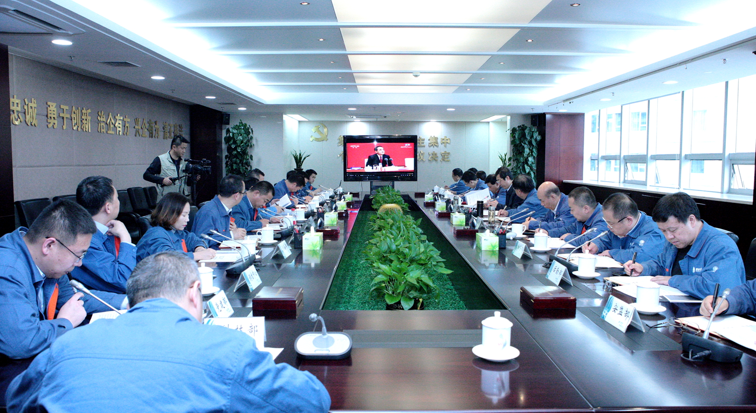 公司党委理论学习中心组（扩大）进行集中学习研讨(图文)