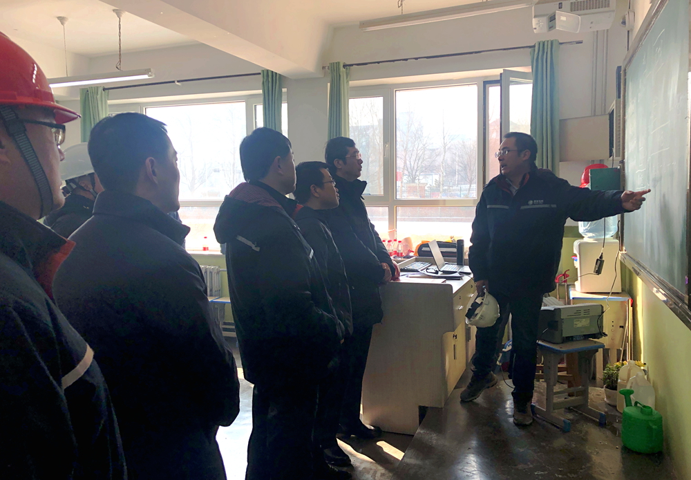 【紧急出击】公司第一时间对南大街塌陷区域开展电力抢修（图文）