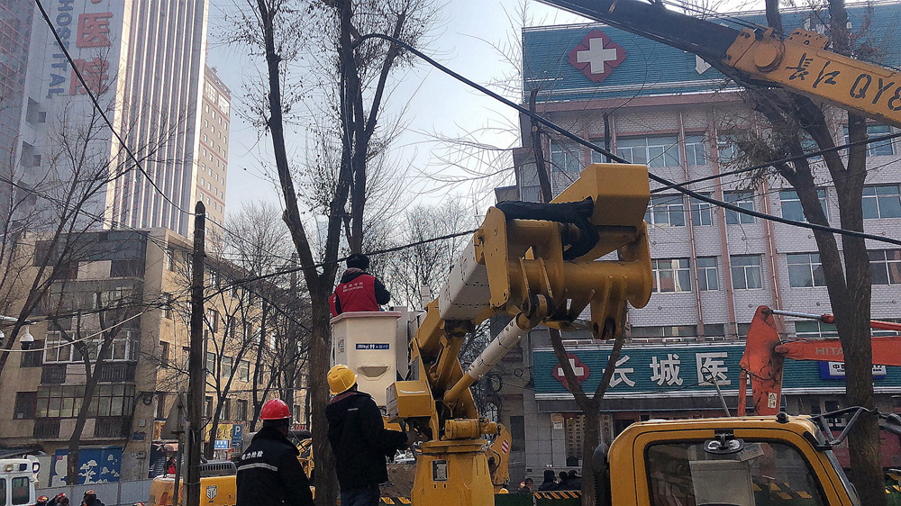 【紧急出击】公司第一时间对南大街塌陷区域开展电力抢修（图文）