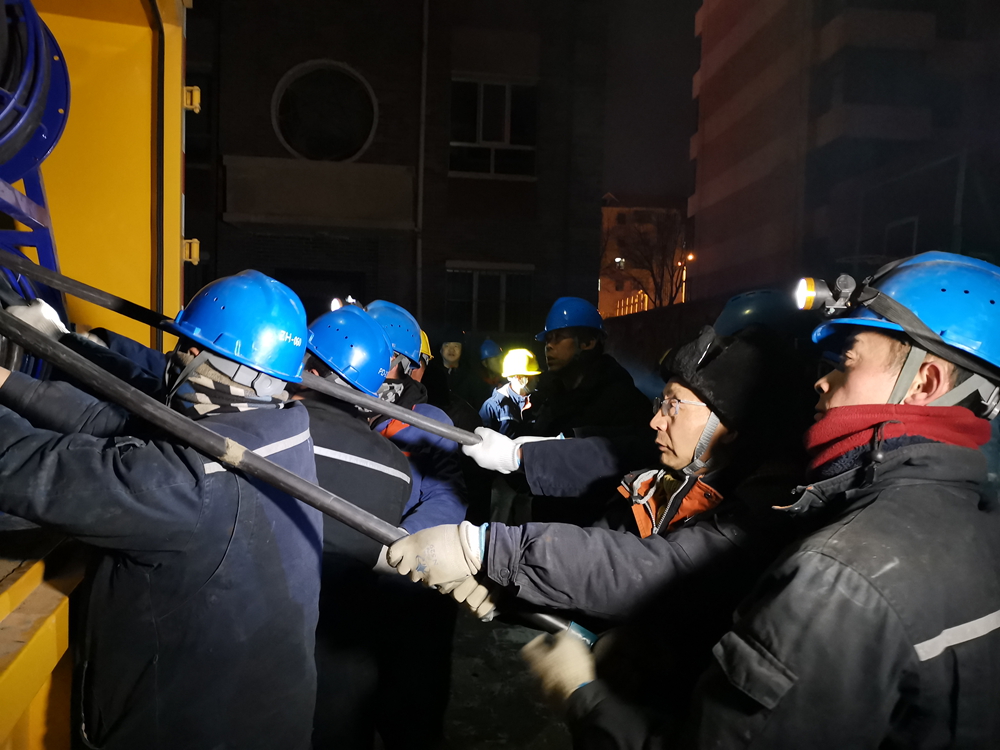 【紧急出击】公司第一时间对南大街塌陷区域开展电力抢修（图文）