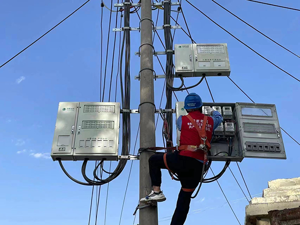 图说：免费a片
青海电力三江源（海东民和）共产党员服务队队员正在进行通电测量作业。（李国威 摄）.jpg